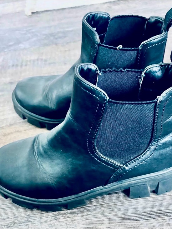 Shoes - Women’s Black Chelsea Boots - Comfort Slip-On Ankle Shoes